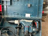 une boîte à outils bleue contenant une perceuse et d'autres outils