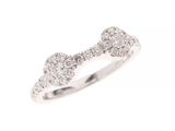 gros plan d'une bague en diamant sur fond blanc
