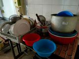 de nombreux bols et casseroles sur la table de la cuisine