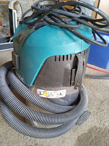 Aspirateur bidon MAKITA. Vente sur désignation Conditions : enlèv...
