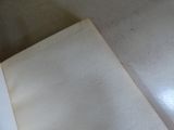 un livre ouvert posé sur une table blanche