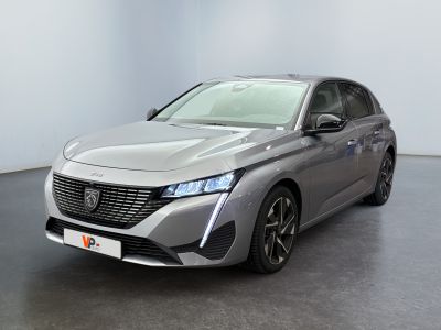 La nouvelle Honda Clarity est garée dans le showroom.