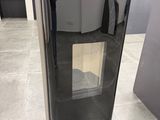 un réfrigérateur noir avec une porte vitrée au milieu d'une pièce