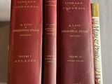 deux livres rouges posés sur une table l'un à côté de l'autre