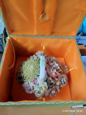 une boîte ouverte contenant un bouquet