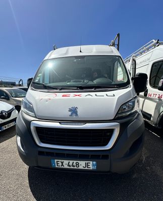 une camionnette blanche garée dans un parking