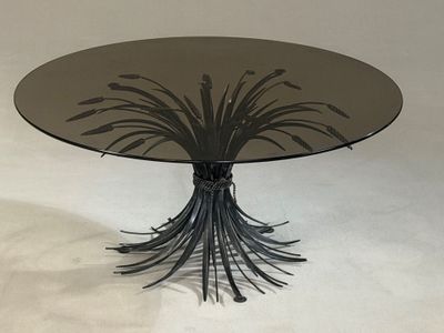 une photo d'une table en verre avec un piètement en métal
