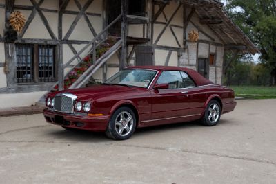 une voiture marron garée devant un immeuble