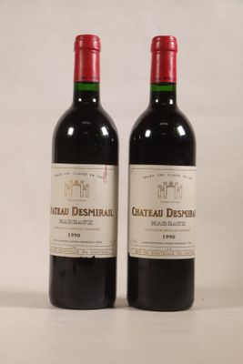 deux bouteilles de vin posées l'une à côté de l'autre sur une table