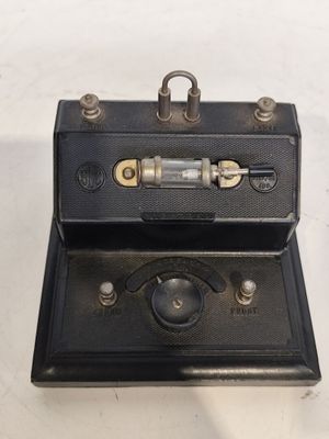 une petite boîte noire contenant un briquet