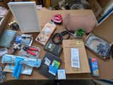 une table sur laquelle se trouvent de nombreux objets