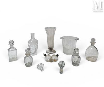 de nombreuses bouteilles et vases en verre posés sur une surface blanche