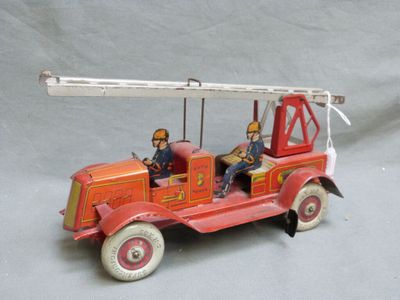 un camion de pompiers miniature avec deux hommes à l'intérieur
