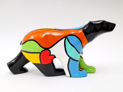 une statue colorée représentant un ours sur fond blanc