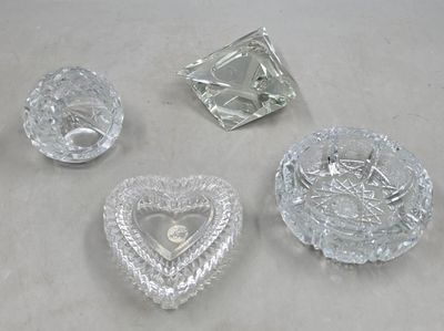 plusieurs morceaux de verre posés sur une table les uns à côté des autres