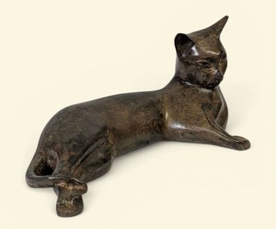 Pierre CHENET (XXe/XXIe) "Chat allongé"