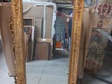 un miroir posé par terre à côté d'un canapé