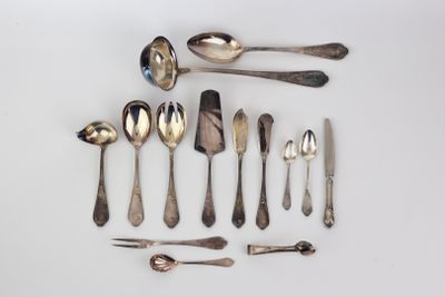 beaucoup de cuillères en argent et de cuillères à soupe sur la table