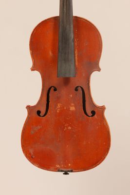 un vieux violon avec un archet accroché au dos