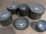 beaucoup d'assiettes bleues et blanches posées sur une table