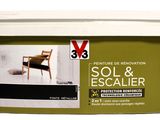 un gros plan sur un seau de peinture sur fond blanc