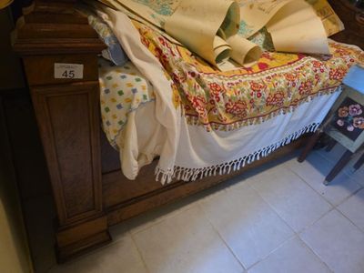 un lit sur lequel sont posés de nombreux oreillers