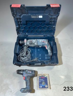 une perceuse filaire dans un coffret et une perceuse filaire dans un coffret