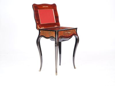 une petite table sur laquelle est posée une chaise rouge