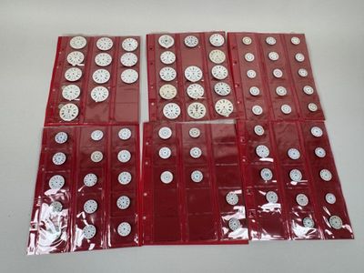 six paquets de pièces rouges et argentées empilés les uns sur les autres