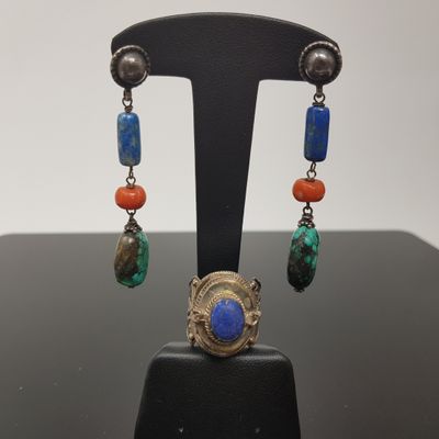 gros plan d'une paire de boucles d'oreilles sur un support