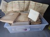beaucoup de vieilles cartes et de vieux papiers dans une boîte