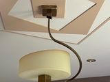 une lampe suspendue au plafond de la pièce