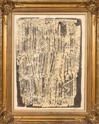 une peinture en noir et blanc représentant une plante, dans un cadre doré