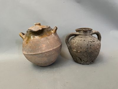 deux vases posés l'un à côté de l'autre sur une table