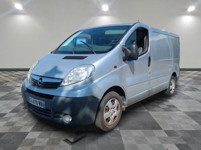 la photo d'une petite camionnette bleue garée dans un garage