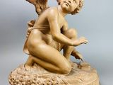 une image représentant une statue d'ange assis sur une table
