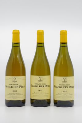 trois bouteilles de vin posées sur une table blanche
