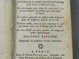 un livre ouvert avec une écriture dessus, posé sur une table