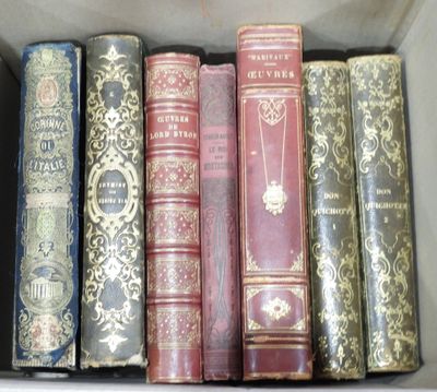 beaucoup de vieux livres dans une boîte sur l'étagère