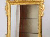un miroir accroché au mur à côté d'une étagère