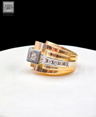 une photo d'une bague en or et diamants posée sur une assiette blanche