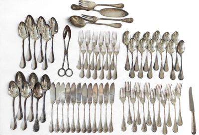 de nombreuses cuillères et fourchettes disposées sur la table