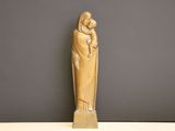 l'image d'une statue représentant une femme tenant un enfant dans ses bras