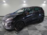 un 4x4 noir garé dans un garage au sol en damier
