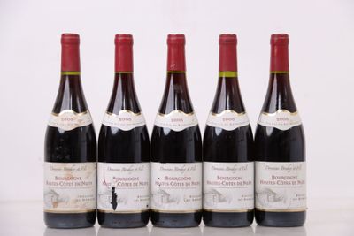 six bouteilles de vin sont alignées sur une table