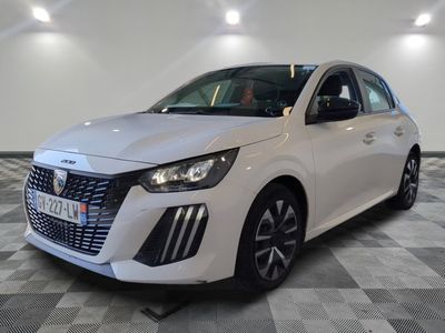 la voiture blanche est garée sur le sol à carreaux d'une pièce