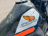 un gros plan d'une moto garée sur le bord de la route
