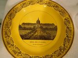 une plaque jaune sur laquelle figure l'image d'un bâtiment