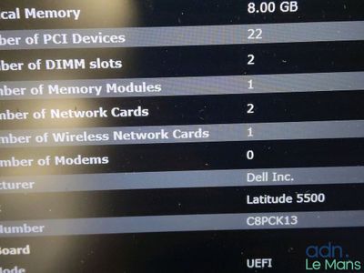 un gros plan d'un téléphone portable sur lequel sont posées plusieurs cartes mémoire