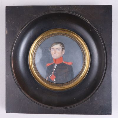 portrait d'un homme en uniforme militaire dans un cadre noir